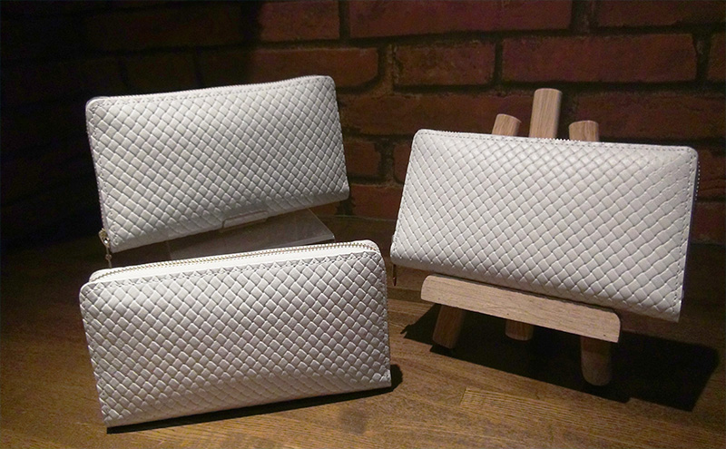 ラウンドファスナー長財布メッシュ柄型押し