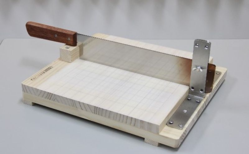 餅きり・野菜くだものきり 道具 手作り 雑貨 日用品 工芸品 木 ぬくもり 簡単 軽い力 安全 硬い野菜 包丁 カッター デザイン 