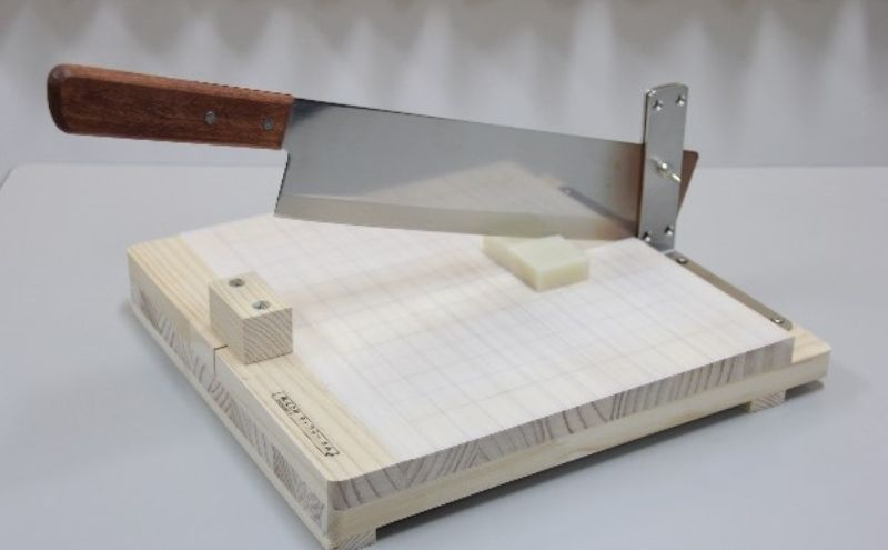 餅きり・野菜くだものきり 道具 手作り 雑貨 日用品 工芸品 木 ぬくもり 簡単 軽い力 安全 硬い野菜 包丁 カッター デザイン 