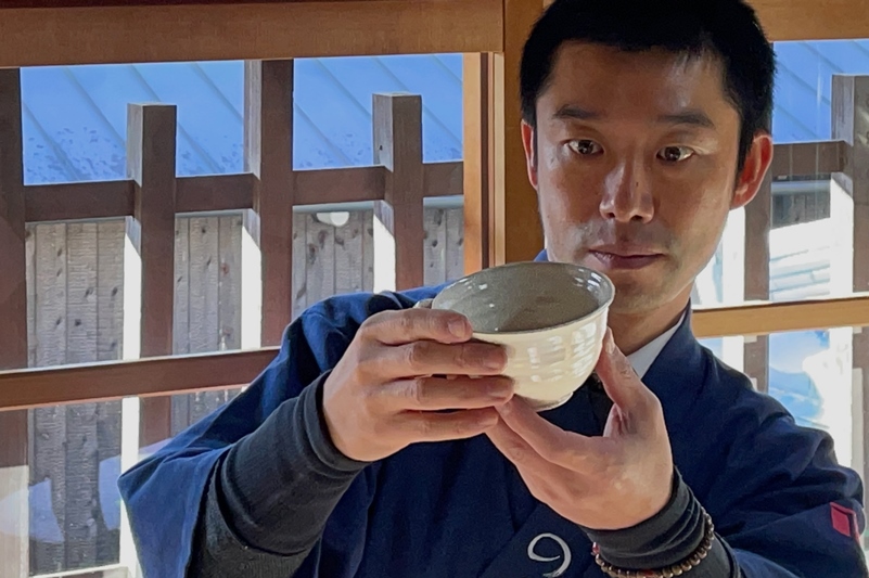 日本茶鑑定士監修の宇治抹茶（40g缶入り）と白ティーカップ〈お茶 茶 煎茶 緑茶 粉末 宇治抹茶 抹茶 ティーカップ 石臼挽き 飲料 加工食品 ハンドメイド 日本茶鑑定士〉 