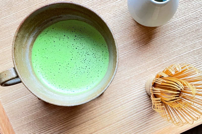 日本茶鑑定士監修の宇治抹茶（40g缶入り）と黒ティーカップ〈お茶 茶 煎茶 緑茶 粉末 宇治抹茶 抹茶 ティーカップ 石臼挽き 飲料 加工食品 ハンドメイド 日本茶鑑定士〉 