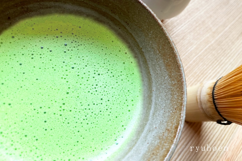 日本茶鑑定士監修の宇治抹茶（40g缶入り）と黒ティーカップ〈お茶 茶 煎茶 緑茶 粉末 宇治抹茶 抹茶 ティーカップ 石臼挽き 飲料 加工食品 ハンドメイド 日本茶鑑定士〉 