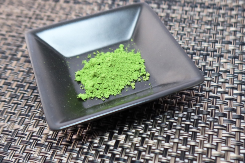 日本茶鑑定士監修の宇治抹茶（40g缶入り）と黒ティーカップ〈お茶 茶 煎茶 緑茶 粉末 宇治抹茶 抹茶 ティーカップ 石臼挽き 飲料 加工食品 ハンドメイド 日本茶鑑定士〉 