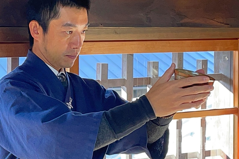 日本茶鑑定士監修の宇治抹茶（40g缶入り）と黒ティーカップ〈お茶 茶 煎茶 緑茶 粉末 宇治抹茶 抹茶 ティーカップ 石臼挽き 飲料 加工食品 ハンドメイド 日本茶鑑定士〉 