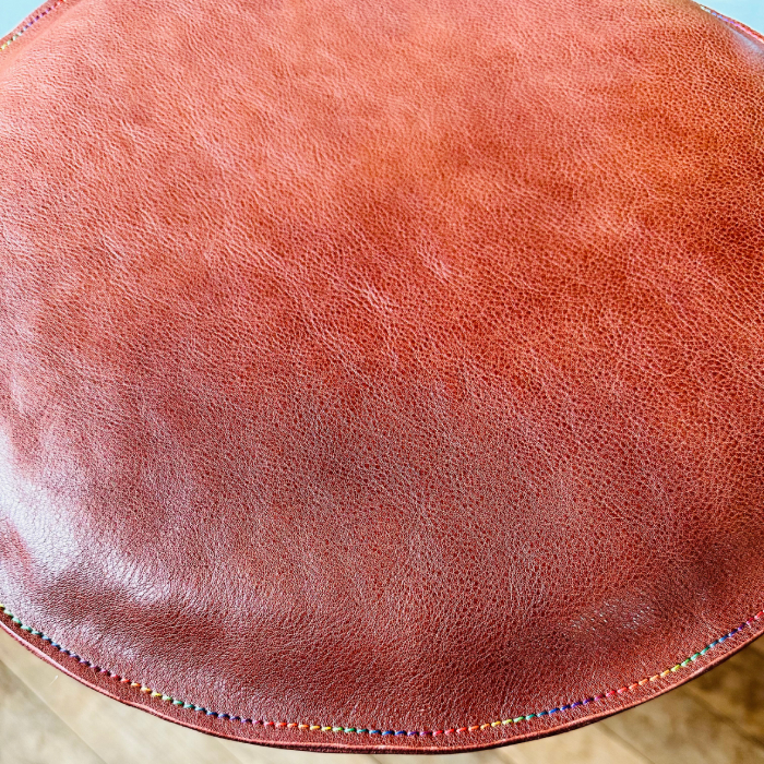 67-8 【年内配送12月15日入金まで】国産牛革 レザークッション 座布団（ブラウン・レインボーステッチ） within2025