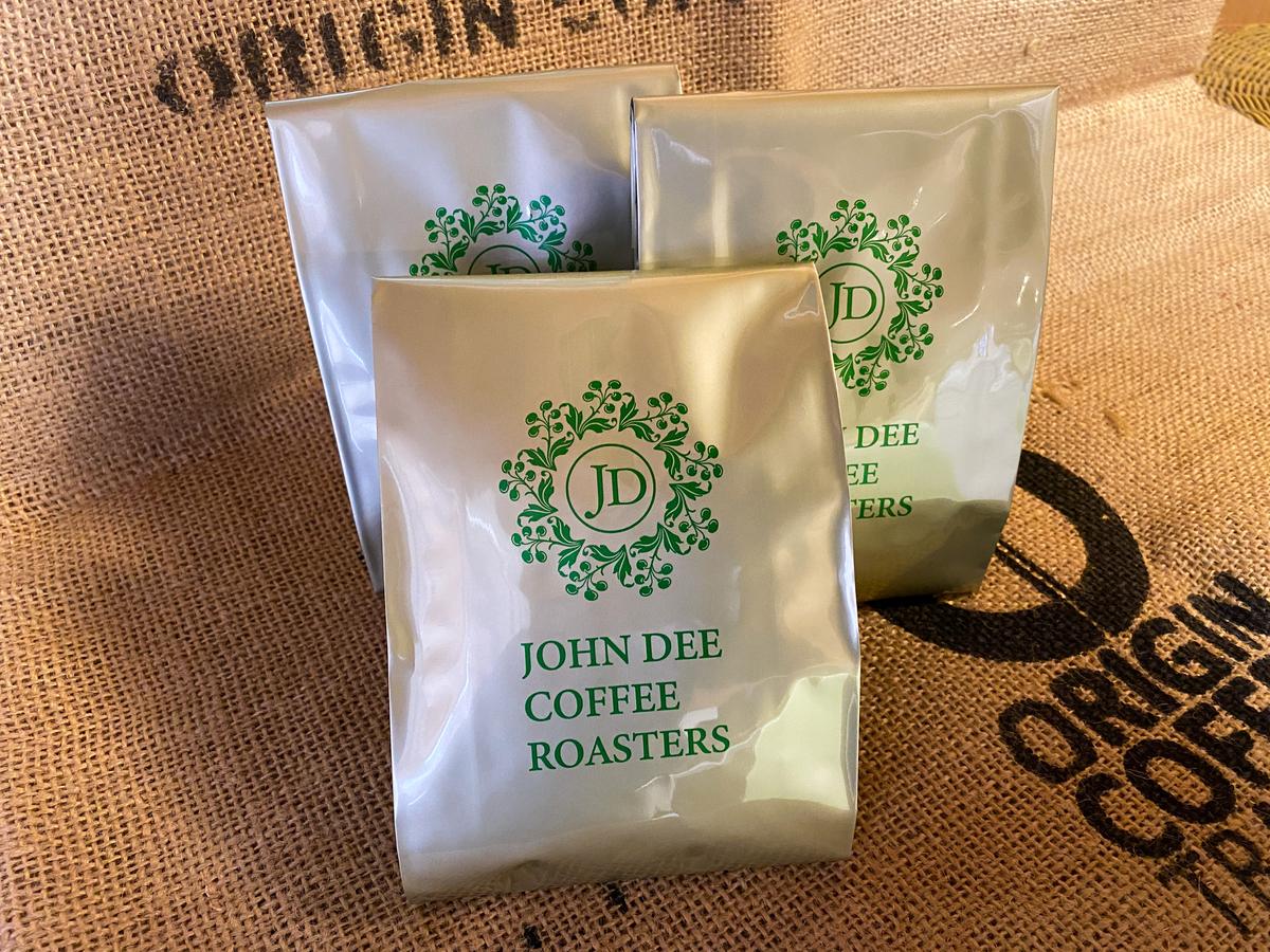 【出荷日焙煎確約】売上No1「ブラジル ショコラピーベリー」と店主が飲んで欲しい旬のコーヒー （すべて酸味の少ないタイプ）　3銘柄各200gで合計600g　焙煎後、豆のままでお届け！【豆・中挽き】 コーヒー豆 シングルオリジン コク 