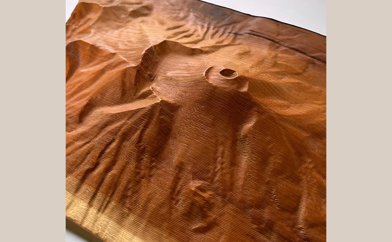 信州小諸産の木を使った浅間山の立体模型 