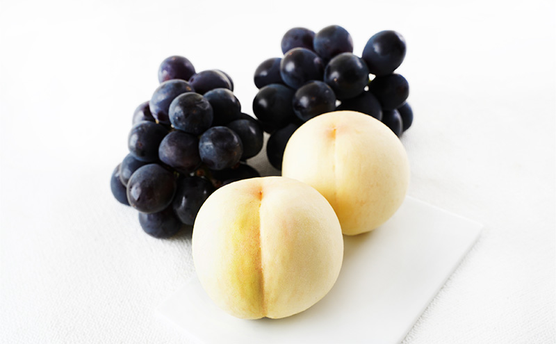 桃 ぶどう 2026年 先行予約 果物詰合せ 白桃 2玉（1玉200g以上） ニュー ピオーネ 2房（合計約940g）化粧箱入り 岡山県産 国産 フルーツ 果物 ギフト  贈り物 セット 