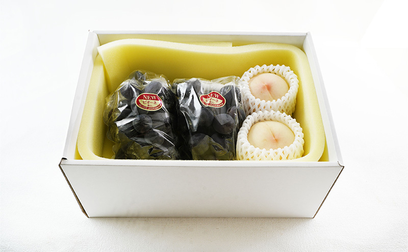 桃 ぶどう 2026年 先行予約 果物詰合せ 白桃 2玉（1玉200g以上） ニュー ピオーネ 2房（合計約940g）化粧箱入り 岡山県産 国産 フルーツ 果物 ギフト  贈り物 セット 