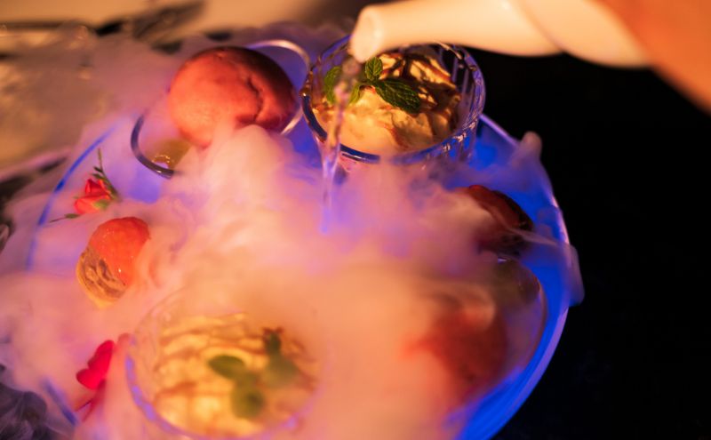 【TENKU-ANNIVERSARY DINNER】「記念日におすすめ 国産牛ステーキとデザートの盛り合わせのコース」ペア ディナー 食事券