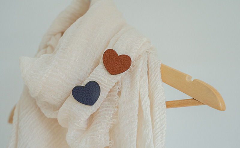 津軽塗 「ちょっぴりアツイ…」ブローチ No.3 