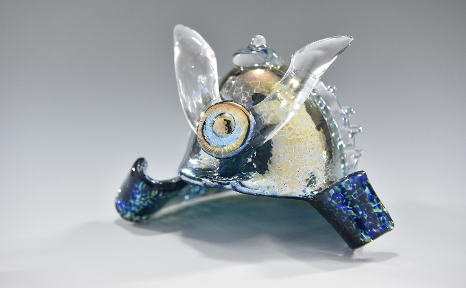 「兜飾り青光沢」 -端午の節句-〈ガラス プレゼント 端午の節句 男の子 兜 かぶと 孫 かわいい インテリア 置物 玄関  コンパクト 工芸品〉 