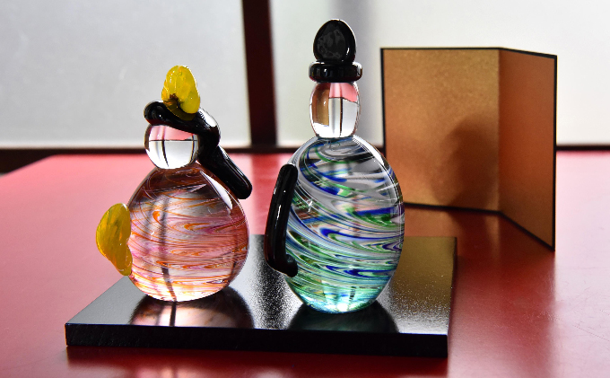 お内裏様とお雛様　-彩飾-〈ガラス プレゼント ひな祭り 雛人形 ひなまつり ひな人形 女の子 桃の節句 孫 かわいい インテリア 置物 玄関  コンパクト 工芸品〉 雑貨 日用品 