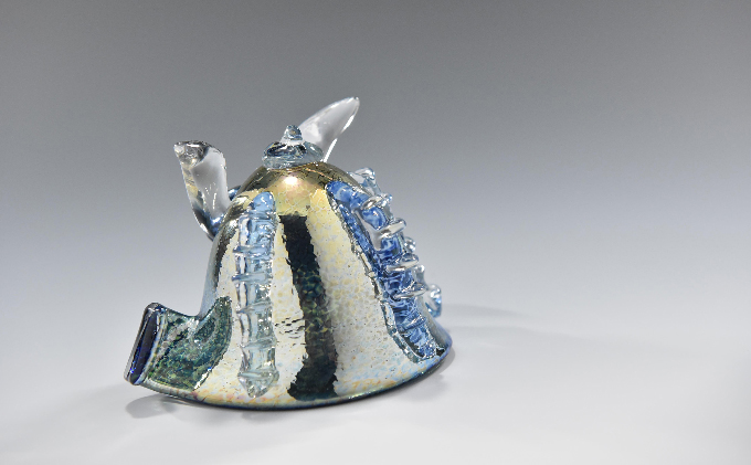 「兜飾り青光沢」 -端午の節句-〈ガラス プレゼント 端午の節句 男の子 兜 かぶと 孫 かわいい インテリア 置物 玄関  コンパクト 工芸品〉 