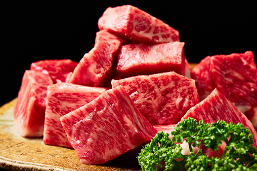 A5等級 未経産雌牛限定　近江牛サイコロステーキ　450g【FO24W】