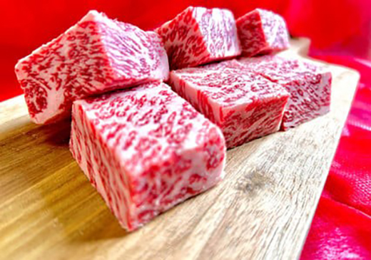 A5等級 未経産雌牛限定　近江牛サイコロステーキ　900g(450g×2)【FO25W】