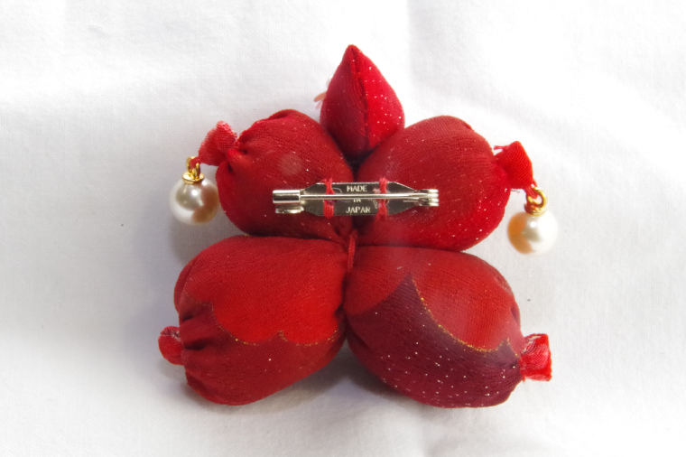 ピエロのブローチとお守りうさぎ【おまもり 手作り ウサギ インテリア アクセサリー】(CF204)