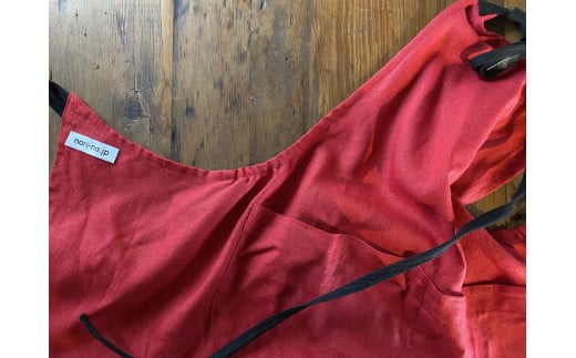 ノリーナがデザインしたリネンエプロン（前で結ぶタイプ） レッド（KBD-18-4）