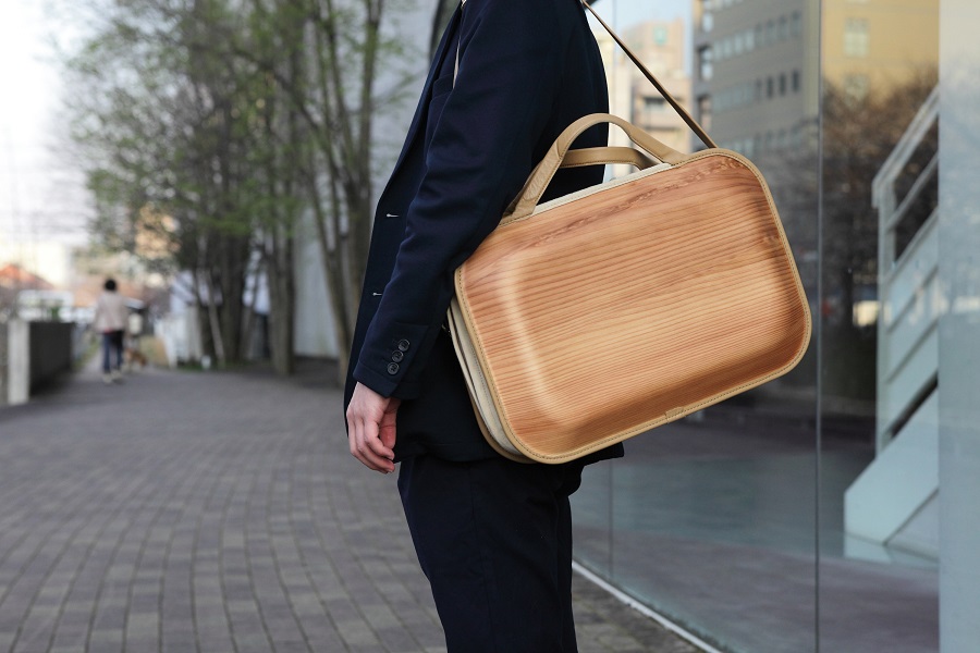 木製バッグ 【monacca-bag/Roots Naturalプレーン（B4サイズ対応）】 ビジネスバッグ 木製ビジネスバッグ 鞄 カバン バッグ 木のかばん メンズ レディース ファッション 木製 木の プレゼント 贈り物 父の日 母の日 敬老の日 個性的 杉 間伐材  高知県 馬路村
