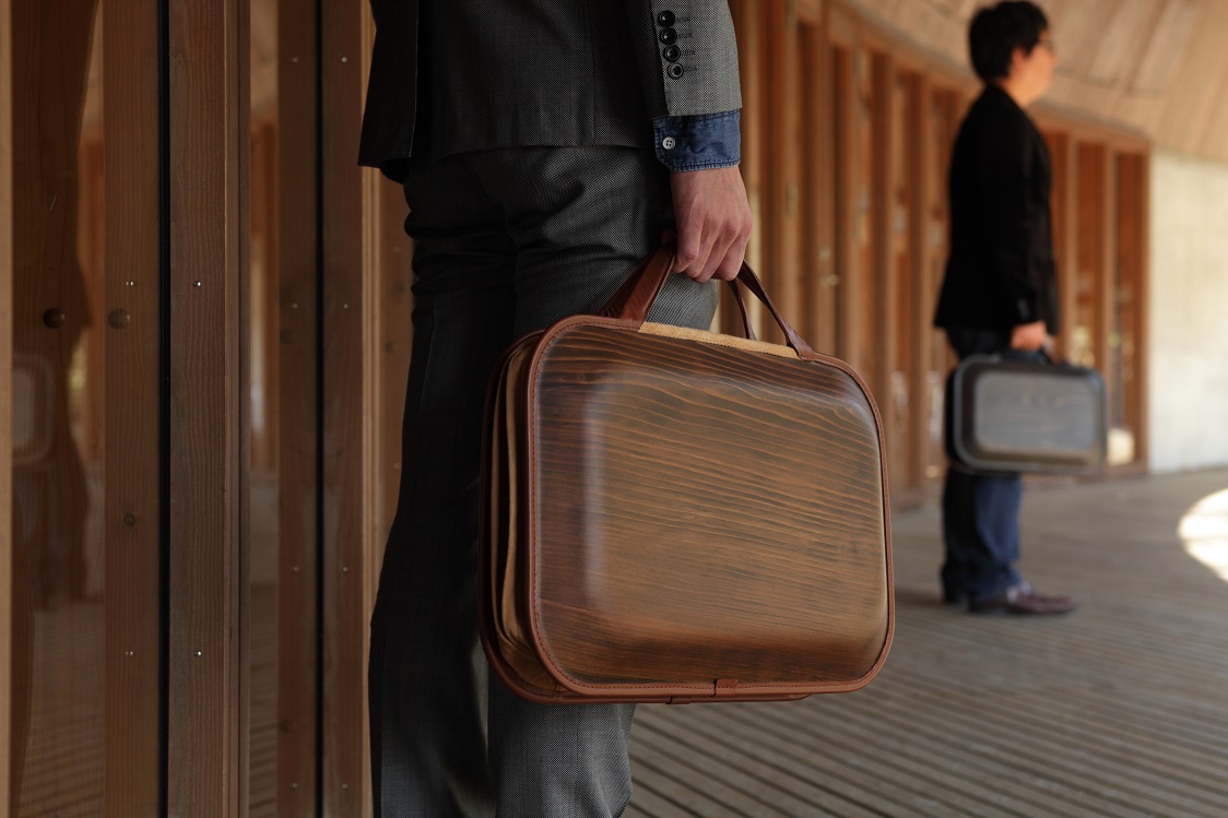 木製バッグ 【monacca-bag/Roots Landブラウン（B4サイズ対応 ）】 ビジネスバッグ 木製ビジネスバッグ 鞄 カバン バッグ 木のかばん メンズ レディース ファッション 木製 木の プレゼント 贈り物 父の日 母の日 敬老の日 個性的 杉 間伐材  高知県 馬路村