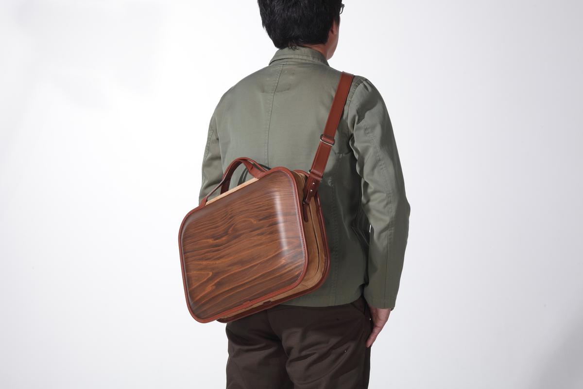 木製バッグ 【monacca-bag/Roots Landブラウン（B4サイズ対応 ）】 ビジネスバッグ 木製ビジネスバッグ 鞄 カバン バッグ 木のかばん メンズ レディース ファッション 木製 木の プレゼント 贈り物 父の日 母の日 敬老の日 個性的 杉 間伐材  高知県 馬路村