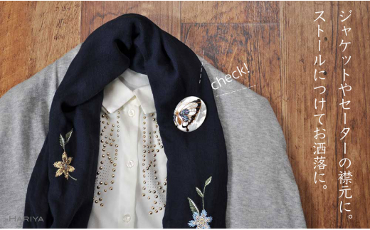 蝶蒔絵 白蝶貝ブローチ 縦55mm×横45mm 蒔絵 漆 白蝶貝 蝶 うるしアート ハンドメイド ブローチ アクセサリー ギフト 伝統工芸 工芸品 国産 日本製 復興 震災 コロナ 能登半島地震復興支援 北陸新幹線 F6P-0301