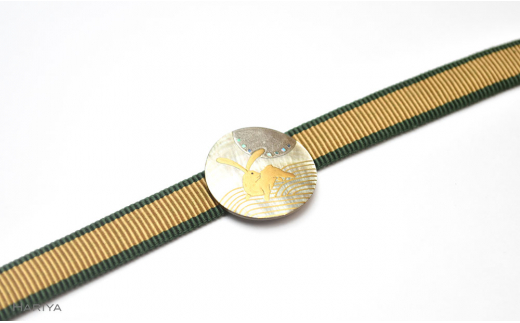 波兎蒔絵 黒蝶貝帯留  ウサギ うさぎ 黒蝶貝 漆塗り 漆 蒔絵 帯留 帯留め  アクセサリー 和装 着物 和服  伝統工芸 工芸品 国産 日本製 うるしアート 復興 震災 コロナ 能登半島地震復興支援 北陸新幹線 F6P-0327