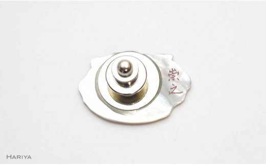 ぶさ猫蒔絵 白蝶貝ピンブローチ 蒔絵 漆 白蝶貝 猫 ねこ ピンブローチ うるしアート  ブローチ アクセサリー ギフト 伝統工芸 工芸品 国産 日本製 復興 震災 コロナ 能登半島地震復興支援 北陸新幹線 F6P-0390