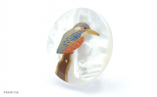 翡翠蒔絵 白蝶貝ブローチ 蒔絵 漆 白蝶貝 翡翠 カワセミ うるしアート ハンドメイド ブローチ アクセサリー ギフト 伝統工芸 工芸品 国産 日本製 復興 震災 コロナ 能登半島地震復興支援 北陸新幹線 F6P-1144