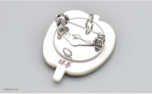 勝負蒔絵 白蝶貝ブローチ 蒔絵 漆 白蝶貝 鳥獣戯画 兎 蛙 うるしアート ハンドメイド ブローチ アクセサリー ギフト 伝統工芸 工芸品 国産 日本製 復興 震災 コロナ 能登半島地震復興支援 北陸新幹線 F6P-1145
