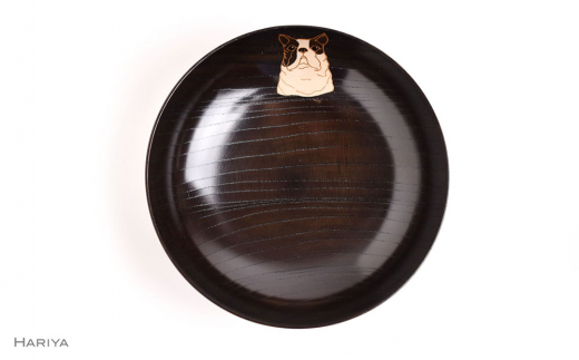山中漆器の蒔絵 漆塗り平椀 フレンチブルドック 犬 天然木 木製 欅 平椀 器 椀 蒔絵 漆塗り 漆器 伝統工芸 工芸品 国産 日本製  テーブルウェア  贈り物 復興 震災 コロナ 能登半島地震復興支援 北陸新幹線 F6P-1344