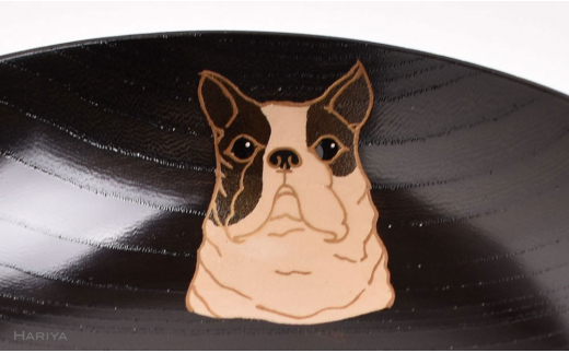 山中漆器の蒔絵 漆塗り平椀 フレンチブルドック 犬 天然木 木製 欅 平椀 器 椀 蒔絵 漆塗り 漆器 伝統工芸 工芸品 国産 日本製  テーブルウェア  贈り物 復興 震災 コロナ 能登半島地震復興支援 北陸新幹線 F6P-1344