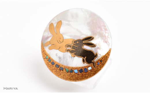 二兎蒔絵 白蝶貝ブローチ 蒔絵 漆 白蝶貝 うさぎ ウサギ うるしアート ハンドメイド ブローチ アクセサリー ギフト 伝統工芸 工芸品 国産 日本製 復興 震災 コロナ 能登半島地震復興支援 北陸新幹線 F6P-1509