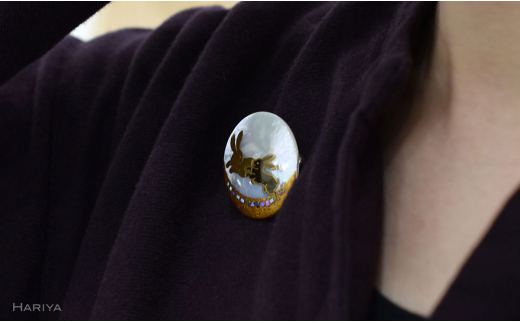 二兎蒔絵 白蝶貝ブローチ 蒔絵 漆 白蝶貝 うさぎ ウサギ うるしアート ハンドメイド ブローチ アクセサリー ギフト 伝統工芸 工芸品 国産 日本製 復興 震災 コロナ 能登半島地震復興支援 北陸新幹線 F6P-1509