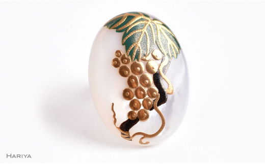 ぶどう蒔絵 白蝶貝ピンブローチ 桐箱付き 蒔絵 漆 白蝶貝 葡萄 ぶどう ブドウ  ピンブローチ アクセサリー ギフト 伝統工芸 工芸品 国産 日本製 復興 震災 コロナ 能登半島地震復興支援 北陸新幹線 F6P-1550