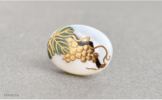 ぶどう蒔絵 白蝶貝ピンブローチ 桐箱付き 蒔絵 漆 白蝶貝 葡萄 ぶどう ブドウ  ピンブローチ アクセサリー ギフト 伝統工芸 工芸品 国産 日本製 復興 震災 コロナ 能登半島地震復興支援 北陸新幹線 F6P-1550