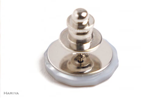 麻葉蒔絵 白蝶貝ピンブローチ 桐箱付き 蒔絵 漆 白蝶貝 麻の葉文様 麻葉 ハンドメイド ピンブローチ アクセサリー ギフト 伝統工芸 工芸品 国産 日本製 復興 震災 コロナ 能登半島地震復興支援 北陸新幹線 F6P-1552