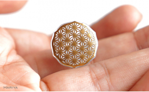 麻葉蒔絵 白蝶貝ピンブローチ 桐箱付き 蒔絵 漆 白蝶貝 麻の葉文様 麻葉 ハンドメイド ピンブローチ アクセサリー ギフト 伝統工芸 工芸品 国産 日本製 復興 震災 コロナ 能登半島地震復興支援 北陸新幹線 F6P-1552