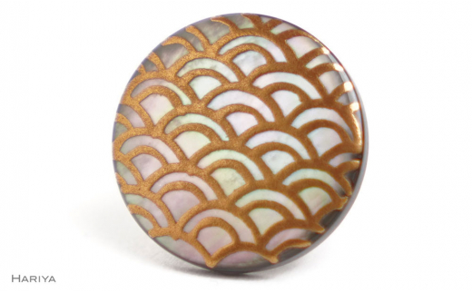 青海波蒔絵 黒蝶貝ピンブローチ 桐箱付き 蒔絵 漆 黒蝶貝 青海波文様 ハンドメイド ピンブローチ アクセサリー ギフト 伝統工芸 工芸品 国産 日本製 復興 震災 コロナ 能登半島地震復興支援 北陸新幹線 F6P-1697