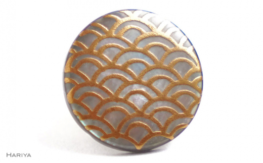 青海波蒔絵 黒蝶貝ピンブローチ 桐箱付き 蒔絵 漆 黒蝶貝 青海波文様 ハンドメイド ピンブローチ アクセサリー ギフト 伝統工芸 工芸品 国産 日本製 復興 震災 コロナ 能登半島地震復興支援 北陸新幹線 F6P-1697