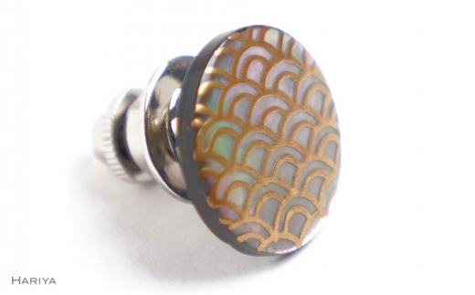 青海波蒔絵 黒蝶貝ピンブローチ 桐箱付き 蒔絵 漆 黒蝶貝 青海波文様 ハンドメイド ピンブローチ アクセサリー ギフト 伝統工芸 工芸品 国産 日本製 復興 震災 コロナ 能登半島地震復興支援 北陸新幹線 F6P-1697