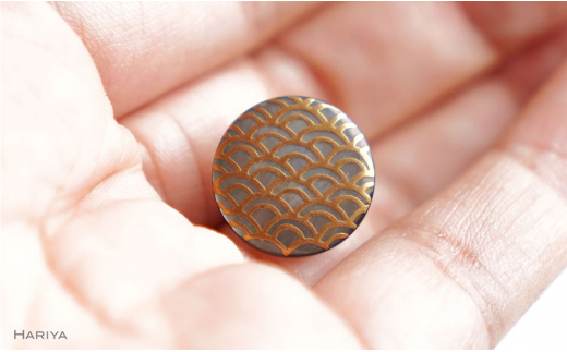 青海波蒔絵 黒蝶貝ピンブローチ 桐箱付き 蒔絵 漆 黒蝶貝 青海波文様 ハンドメイド ピンブローチ アクセサリー ギフト 伝統工芸 工芸品 国産 日本製 復興 震災 コロナ 能登半島地震復興支援 北陸新幹線 F6P-1697