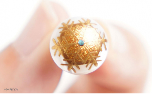 玉雪蒔絵 白蝶貝ピンブローチ 桐箱付き 蒔絵 漆 白蝶貝 雪 冬 ハンドメイド ピンブローチ アクセサリー ギフト 伝統工芸 工芸品 国産 日本製 復興 震災 コロナ 能登半島地震復興支援 北陸新幹線 F6P-1698