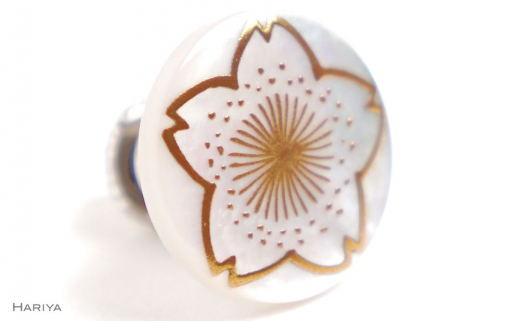 桜蒔絵 白蝶貝ピンブローチ 桐箱付き 蒔絵 漆 白蝶貝 桜 ハンドメイド ピンブローチ アクセサリー ギフト 伝統工芸 工芸品 国産 日本製 復興 震災 コロナ 能登半島地震復興支援 北陸新幹線 F6P-1700