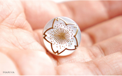 桜蒔絵 白蝶貝ピンブローチ 桐箱付き 蒔絵 漆 白蝶貝 桜 ハンドメイド ピンブローチ アクセサリー ギフト 伝統工芸 工芸品 国産 日本製 復興 震災 コロナ 能登半島地震復興支援 北陸新幹線 F6P-1700