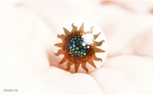 太陽蒔絵 マベパールピンブローチ 桐箱付き 蒔絵 漆 マベパール 太陽 ハンドメイド ピンブローチ アクセサリー ギフト 伝統工芸 工芸品 国産 日本製 復興 震災 コロナ 能登半島地震復興支援 北陸新幹線 F6P-1702