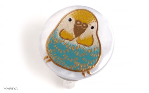 セキセイインコ蒔絵 白蝶貝帯留め 桐箱付き セキセイインコ 鳥 白蝶貝 漆塗り 漆 蒔絵 帯留 帯留め  アクセサリー 和装 着物 和服 工芸品 国産 日本製 復興 震災 コロナ 能登半島地震復興支援 北陸新幹線 F6P-1717