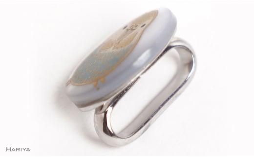 セキセイインコ蒔絵 白蝶貝帯留め 桐箱付き セキセイインコ 鳥 白蝶貝 漆塗り 漆 蒔絵 帯留 帯留め  アクセサリー 和装 着物 和服 工芸品 国産 日本製 復興 震災 コロナ 能登半島地震復興支援 北陸新幹線 F6P-1717