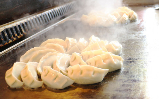 手作り 冷凍 ジャンボ 生餃子 合計 約2.5kg （ 6個 入り × 12パック ） 72個 10000円 餃子 ギョウザ ギョーザ ぎょうざ 国産 小分け 大容量 ごはんのお供 便利 日用 焼くだけ 簡単 調理 惣菜 加工食品 絶品 おかず おつまみ 晩ごはん 中華 野菜 豚肉 キャベツ 玉ねぎ にんにく 生姜 グルメ ビール ハイボール ごま油 お好み焼き ひらの