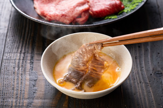 【年内発送】【４等級以上の未経産牝牛限定】近江牛カタ・バラすき焼き【 600g】【AF07W】